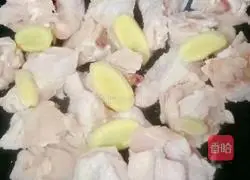 Illustration of how to make stewed potatoes and carrots with wing roots 3