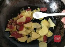 Illustration of how to make fried sausage with potato slices 10