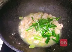 Illustration of how to make fried shrimps with green onions 11