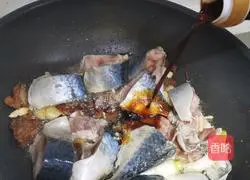 Illustration of the classic home-cooked mackerel with garlic sauce 8