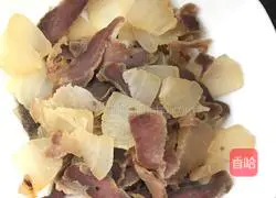 Illustration of how to stir-fry bacon with garlic moss 4