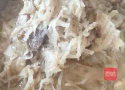 Illustration of how to make sauerkraut and pork stewed vermicelli 12