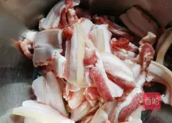 Illustration of how to make potato steamed pork 1