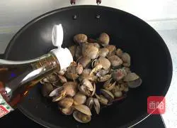Illustration of how to make spicy fried yellow clams 7