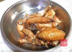 Illustration of braised chicken wings with fungus 6