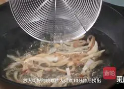  Illustration of how to make fried garlic sprouts with rattle snail slices 3