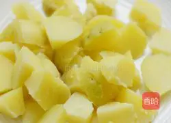 Illustration of how to make cumin crispy potatoes 2