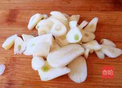 Illustration of how to make garlic-flavored roasted wing roots 1