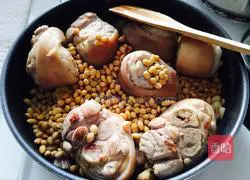 Soybean braised pig's trotters recipe 4