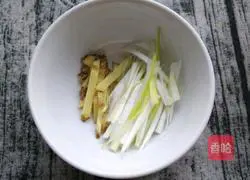 Illustration of how to stir-fry squid tentacles with onions 3