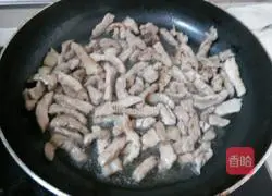 Illustration of how to make fried pork with shredded potatoes 3