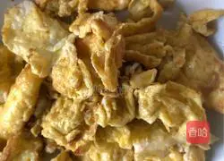 Illustration of how to make scrambled eggs with Hangzhou pepper 4