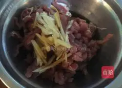 Illustration of how to make shredded celery and pork 1
