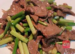 Illustration of how to stir-fry pork liver with garlic sprouts 12