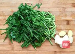 Illustration of how to make stir-fried river shrimp with leeks 2