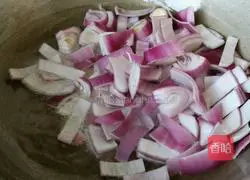 Illustration of how to make fried onions and bacon 4