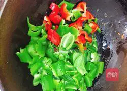 Illustration of how to make shredded pork with green and red pepper 6
