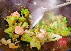 Illustration of how to make fried shrimps with broccoli 13