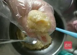 Illustration of how to make shrimp balls 7