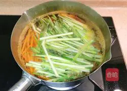 Illustration of how to make asparagus, carrot and fried shredded pork 7