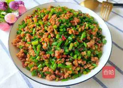 Illustration of how to stir-fry minced meat with chives and moss 2