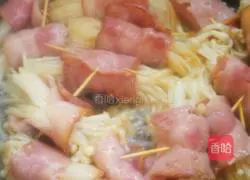 Illustration of how to make bacon and enoki mushroom rolls 5