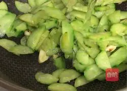 Illustration of how to make cucumber and fried meat 4