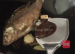 Illustration of how to make crucian carp stewed with tofu and vermicelli 5