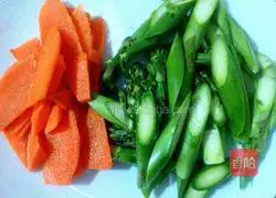 Illustration of how to make asparagus and scrambled eggs 1