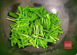 Illustration of how to make fried eggs with leeks 9