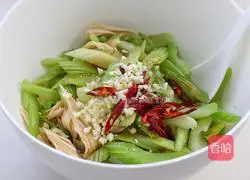 Illustration of how to make celery mixed with yuba 6