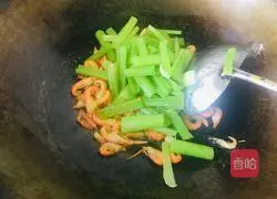 Illustration of how to stir-fry red shrimps with celery 5