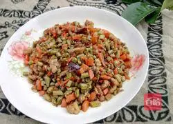 How to stir-fry minced meat with sour beans and green beans Illustration 6