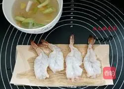 Illustration of how to make two shrimps at home 6