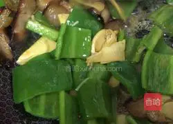 Illustration of how to stir-fry bell peppers with soy sauce 11