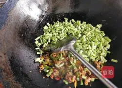 Illustration of how to stir-fry minced pork with water spinach stalks 6