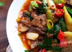 Illustration of how to stir-fry pork liver with garlic sprouts 17