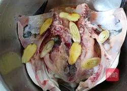 Illustration of how to make fish head cakes 2