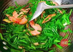 Illustration of how to make stir-fried spring leeks and shrimps 14