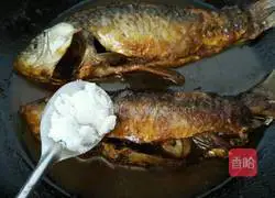 Illustration of how to make spicy crucian carp 6