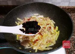 Illustration of how to make fried shredded pork with chives 11