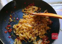 Illustration of how to make spicy tofu skin 6