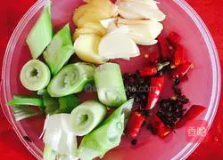 Illustration of how to make pickled cabbage and potato ribs 1