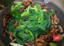 Illustration of how to stir-fry pork heart and kidney with garlic sprouts 12