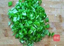 Illustration of how to make fried eggs with green pepper and ham 3