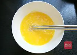 Illustration of how to make fried snow peas with seafood, mushrooms and eggs 4