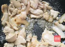 Illustration of how to make fried lotus root slices with meat 5