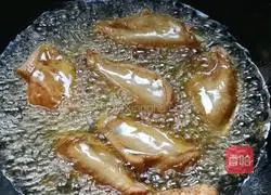 Illustration of how to cook tiger skin chicken wings and roasted yuba 5