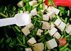 Illustration of how to make fried tofu with green garlic sprouts 8