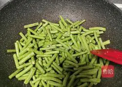 Illustration of how to make fried cowpeas and meat 8